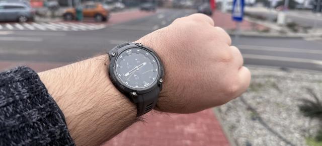 Prezentare Garmin Instinct Crossover (AMOLED) - Smartwatch-ul hibrid ce îmbină un ecran luminos cu limbile unui ceas analogic, doldora de funcții pentru sportivi