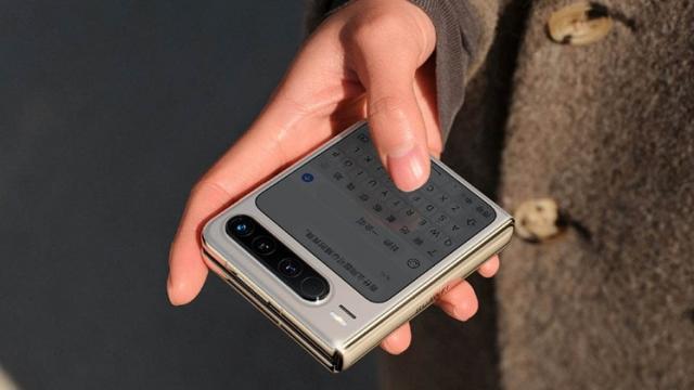 <b>Huawei Pura X2 va avea ecran mai mare, de 7.5 inch; O scăpare îi dezvăluie camera, configuraţiile</b>Huawei Pura X este unul dintre cele mai curajoase telefoane pliabile ale ultimilor ani şi e gata să primească un sequel pe măsură. Unul cu ecran mai mare, din câte se pare, judecând după scăpări.