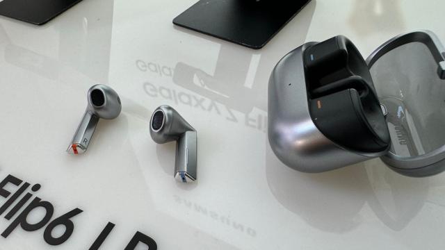 <b>Samsung Galaxy Buds4 şi Buds4 Pro au preţurile scăpate, vin cu AI şi boxă în toc</b>Căştile Samsung Galaxy Buds4 şi Buds4 Pro au tot scăpat până acum, de obicei în softul lui One UI 8.5 sau în certificări şi randări, dar azi a venit şi preţul. Se pare că aceste produse vor fi prezentate oficial pe 25 februarie, alături de seria Galaxy S2