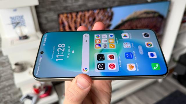 <b>HONOR Magic8 Lite: Benchmark-uri ţapene după două generaţii de acelaşi CPU Snapdragon</b>HONOR Magic8 Lite înlocuieşte procesorul Snapdragon 6 Gen 1 de pe HONOR Magic7 Lite cu un Snapdragon 6 Gen4. Mai vine şi cu 8 GB RAM şi două variante de stocare: 265 GB şi 512 GB. Nu are slot microSD 