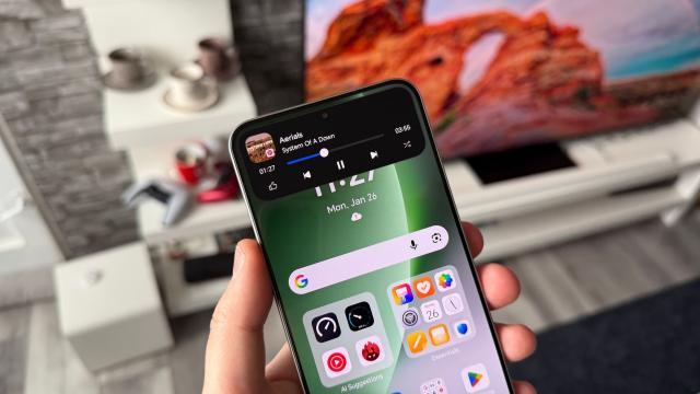 <b>Honor Magic8 Lite: Acustică cu difuzoare stereo capabile de volum 400%</b>Îmi place să văd mai nou că producătorii smartphone aleg să includă orificii audio și în zona superioară, astfel ca earpiece-ul cu rol de difuzor să fie mai capabil și mai răsunător. Așa se întâmplă și aici cu Honor Magic8 Lite care