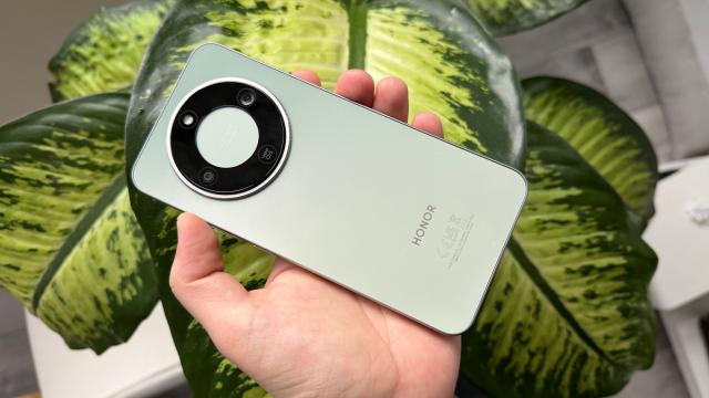 <b>HONOR Magic8 Lite: Camera de midrange spre entry level, upgrade la Selfie, Closeup</b>HONOR Magic8 Lite pare să aibă pe hârtie aceleaşi dotări hardware ale camerei ca şi predecesorul. Mă refer la o cameră selfie de 16 MP care filmează doar FHD şi o cameră duala în spate, cu senzor de 108 MP principal şi de 5 MP ultrawide