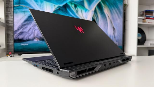 <b>Prezentare ACER Predator Helios Neo 16 AI PHN16-73: Gaming la nivel Ultra, cu 64 GB RAM, Intel Core Ultra 9 și RTX 5070 la bord</b>Anul 2025 s-a terminat cu laptop-uri de gaming și încep 2026 tot în acest ritm, iar asta nu poate decât să mă bucure. După ce anterior testam Predator Triton 14 AI, acum este rândul fratelui mai mare și anume Predator 