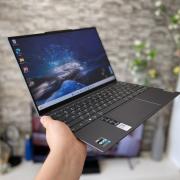Lenovo Yoga Slim 7 Carbon (13IAP7) Review: Ultrabook-ul de sub 1 kg, cu fibră de carbon în componență și un ecran superb 90Hz