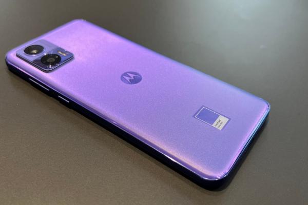 Motorola Edge 30 Neo: Design Very Peri adorabil pe un telefon manevrabil