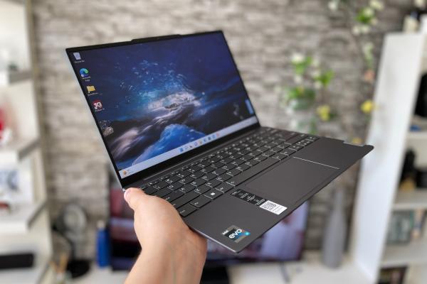 Lenovo Yoga Slim 7 Carbon (13IAP7) Review: Ultrabook-ul de sub 1 kg, cu fibră de carbon în componență și un ecran superb 90Hz
