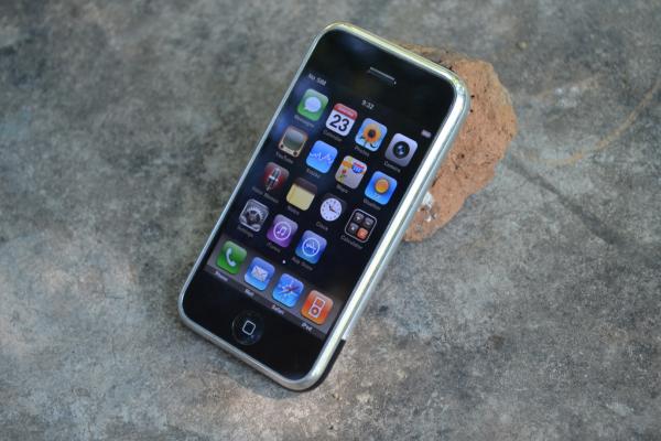Un iPhone sigilat din 2007 este scos la licitație și atinge un nivel record, fiind vândut pentru o sumă de zeci de mii de dolari
