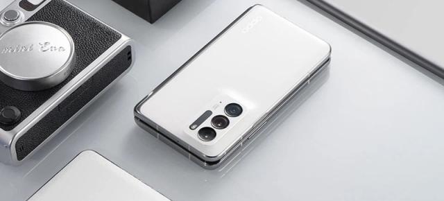 Primul telefon pliabil cu clapetă de la OPPO va aduce o baterie generoasă, un display de 6.8 inch și o cameră de 50 MP