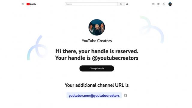 <b>Toţi utilizatorii YouTube vor primi pseudonim de identificare, după modelul Twitter</b>YouTube continuă să facă modificări şi să evolueze, anunţând un sistem de "handle", adică un pseudonim şi cod unic pentru fiecare utilizator al său şi creator de conţinut. Sistemul aminteşte de "@username" de la Twitter şi se va aplica 