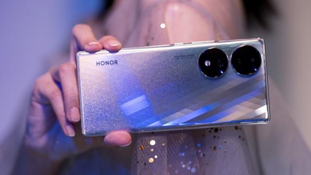 <b>Honor 70 SE își face apariția în baza de date 3C; Un nou smartphone midrange cu alimentare la 66W se află în pregătire</b>Honor a lansat multe smartphone-uri în acest an. În China au fost prezentate modele ca Honor 70, 70 Pro și 70 Pro+. Totuși, în Europa a ajuns recent doar varianta standard din serie. Azi aflăm că lineup-ul urmează să primească un nou model curând numit