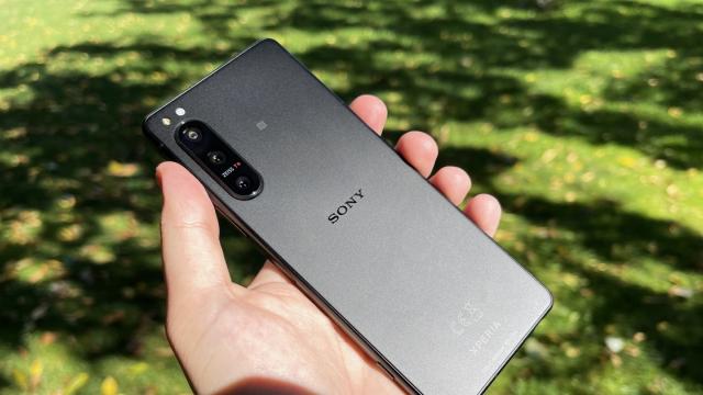 <b>Sony Xperia 5 IV review detaliat în limba română (Evaluare Mobilissimo)</b>A trecut ceva vreme de la ultimul telefon Sony testat şi la drept vorbind strategia celor de la Sony face în aşa fel încât să avem vreo 2-3 telefoane de testat pe an. E vorba despre un Xperia I că flagship principal, un Xperia 5 care e versiunea sa mai