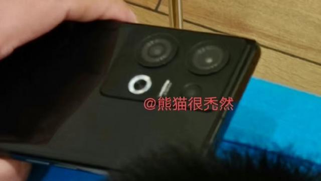 <b>OPPO Reno9 apare în fotografii hands-on; Designul său e dezvăluit înainte de debut</b>Curând urmează să debuteze și seria de telefoane midrange OPPO Reno9 în China. Deja am aflat detalii cu privire la lineup, iar cutia variantei standard a apărut într-o fotografie reală. Ei bine, azi vedem modelul Reno9 în toată splendoarea sa