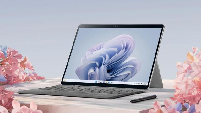 <b>Microsoft prezintă tableta 2 în 1 Surface Pro 9, cu variante de procesor ARM 5G şi Intel</b>Microsoft astăzi evenimentul sau tradiţional de toamnă, cel axat pe hardware din gama Surface şi cu această ocazie a dezvăluit tableta în 2 în 1 Microsoft Surface Pro 9. Dispozitivul se livrează în două variante de CPU, Intel Core Gen 12 sau ARM cu modem 