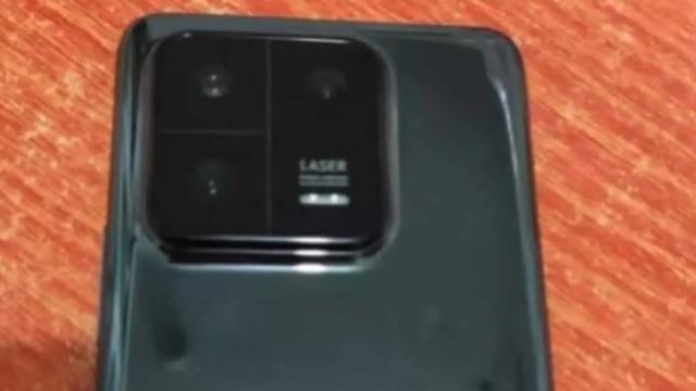 <b>Xiaomi 13 apare într-o fotografie hands on, cu modul foto mult extins, inscripţia "Laser"</b>Nu suntem străini deloc de scăpările legate de Xiaomi 13 şi Xiaomi 13 Pro, mai ales cele corelate cu debutul lui Qualcomm Snapdragon 8 Gen 2. Azi vedem totuşi o primă fotografie hands on cu modelul de bază, care dezvăluie un modul foto 