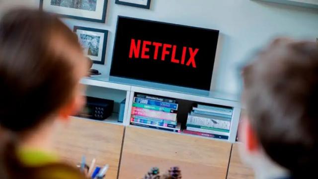 <b>Netflix a lansat un abonament mai ieftin, cu reclame; Vine luna viitoare în 12 țări și aflăm ce oferă</b>Netflix a anunțat deja că plănuiește să lanseze un abonament mai ieftin care va conține reclame. Ei bine, azi aflăm că noul plan va debuta luna viitoare și va fi disponibil în 12 țări pentru început. România nu este încă pe listă, însă noua subscripție