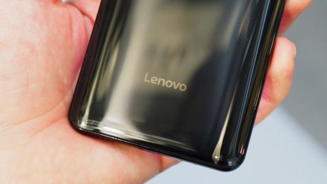 <b>Randări cu un smartphone misterios apar pe web; Să fie Lenovo ThinkPhone sau Motorola Edge 40 Fusion?</b>În urmă cu mai bine de 10 ani, Lenovo lansa ThinkPad, prima sa tabletă cu Android. A avut parte și de modele succesoare sub forma ThinkPad Tablet 2, ThinkPad 8 și 10, doar că acelea rulau Windows. Se vehicula că va debuta și un așa-zis smartphone