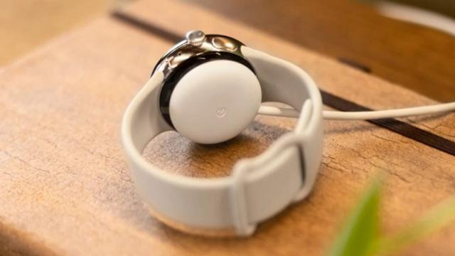 <b>Google Pixel Watch nu suportă alimentare wireless Qi, doar încărcare cu adaptorul său dedicat din pachet</b>De la un ceas care costă peste 400 de euro te-ai aștepta să ai și încărcare wireless Qi, pentru mai multă flexibilitate atunci când vine vorba de alimentare. Ei bine, cu Google Pixel Watch lucrurile nu stau deloc așa, pentru că ceasul 