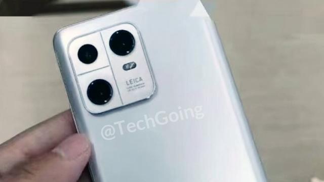 <b>Xiaomi 13 Pro apare într-o fotografie clară; Designul e confirmat, aduce optică LEICA și o cameră cu senzor foto de 1 inch</b>În urmă cu aproape o lună vedeam o primă fotografie a presupusului Xiaomi 13 Pro, noul flagship aflat în pregătire. Ei bine, azi telefonul apare într-o nouă fotografie, designul său fiind confirmat. Vedem aici modulul foto de formă pătrățoasă