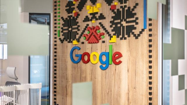 <b>Google deschide al doilea birou în România, împlineşte 12 ani de prezență locală; Are 350 de angajaţi</b>Prezenţa Google în România se extinde după 12 ani de activitate în ţara noastră. Ieri Google a deschis un nou birou la Bucureşti, în zona Pieţei Unirii şi ne informează că a ajuns la peste 350 de angajaţi. Acest număr a fost atins în special după