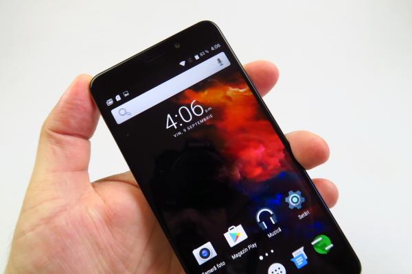 UMi Max: Display Sharp cu muchii înguste, luminozitate destul de bună
