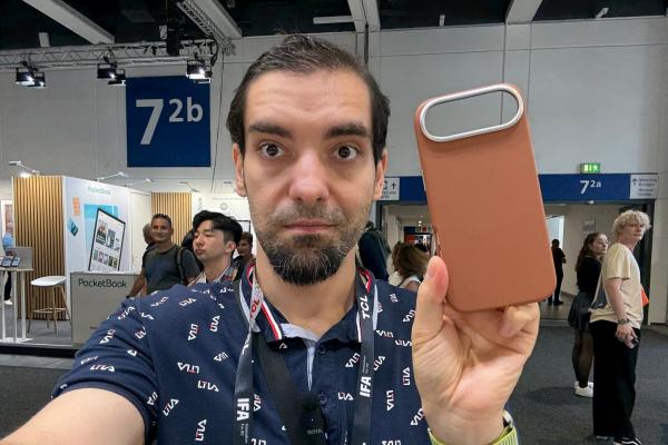 Intuim cum arată iPhone 17 Air şi avem hands on cu o husă deocamdată... (Video)