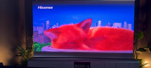 IFA 2025: Care e treaba cu televizorul rulabil din pânză și cu LASER de la Hisense? (Hands On)