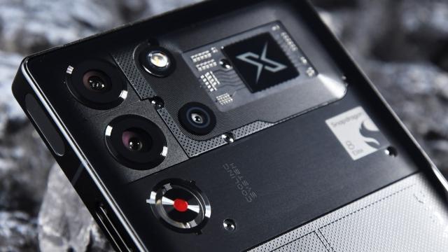 <b>Top 10 telefoane flagship în AnTuTu 10 pe luna august 2025: telefon de gaming şi Snapdragon 8 Elite la putere</b>S-a dus şi ultima lună de vară şi am intrat în plin în toamnă, iar un început nou de lună înseamnă şi un nou top 10 AnTuTu, care dezvăluie cele mai puternice terminale ale ultimei luni. Snapdragon 8 Elite rămâne la putere, iar MediaTek apare 