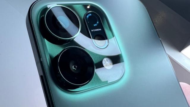 <b>OPPO Reno14 ajunge oficial în România; trei modele noi, funcții AI utile și un eveniment cu atmosferă aparte</b>Am fost la evenimentul de lansare al noii serii Oppo Reno14 5G, organizat în București, la Mina Museum, iar locația a completat perfect conceptul telefoanelor. Combinația dintre oglinzile din spațiu și carcasele cu reflexii ale seriei Reno14 a fost gândit