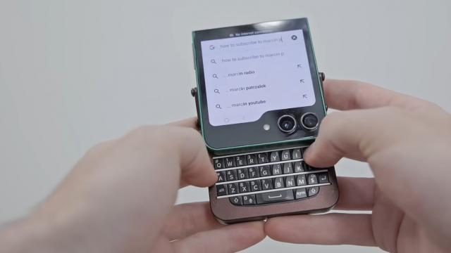 <b>Samsung Galaxy Z Flip cu tastatură BlackBerry? Telefonul cu clapetă devine slider retro într-un proiect DIY genial (Video)</b>Când ai un Galaxy Z Flip 5 mort și un BlackBerry vechi la îndemână, ce faci? Dacă te cheamă Marcin Plaza, răspunsul e simplu: le combini într-un telefon Android cu tastatură fizică, într-un form factor compact. Proiectul lui Plaza transformă complet