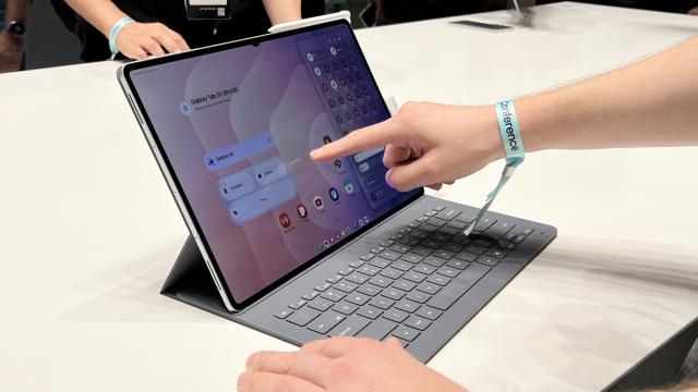 <b>IFA 2025: Samsung Galaxy Tab S11 Ultra e o MEGA tabletă de 14 inch cu procesor Dimensity 9400+</b>La IFA 2025 Samsung a adus şi tableta sa MARE, Tab S11 Ultra având diagonală de 14.6 inch, adică imens. În ciuda acestui fapt, tableta cântăreşte sub 700 de grame şi măsoară doar 5.1 mm în talie. Avem un hands on cu ea mai jos şi vă rog să scuzaţi preţul