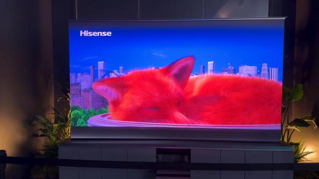 <b>IFA 2025: Care e treaba cu televizorul rulabil din pânză și cu LASER de la Hisense? (Hands On)</b>Unul dintre cele mai fascinante gadgeturi de la standul Hisense de la IFA 2025 este cu siguranţă televizorul sau laser. De fapt e o combinaţie între proiector short throw integrat în mobilier şi o pânză de proiecţie, care e foarte subţire şi rulabilă.
