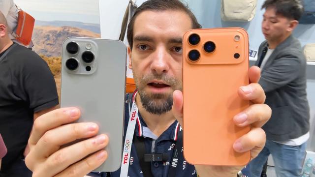 <b>Primele impresii despre iPhone 17 Pro Max, varianta machetă; Comparaţie cu iPhone 16 Pro Max!</b>La IFA 2025, la Berlin am avut ocazia să pun mâna pe un iPhone 17 Pro Max... machetă. Era inevitabil cumva, ca un producător de huse să vină cu aşa ceva. Ei bine, mulţumită unui pont de la George Buhnici am pus mâna pe dispozitiv şi vă ofer mai jos primel