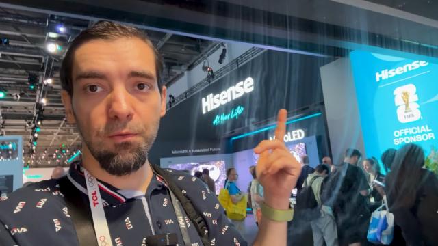 <b>IFA 2025: Turul standului Hisense vă prezintă televizoare MicroLED, Cupa Mondială, electrocasnice interconectate cu AI</b>Simt că v-am rămas dator cu extra detalii de la standul Hisense, unde am văzut acele televizoare laser, dar şi roboţii care dansau. Cu roboţii plecaţi, am putut explora zona de televizoare RGB mini LED, dar şi microLED, plus electrocasnice interconectate