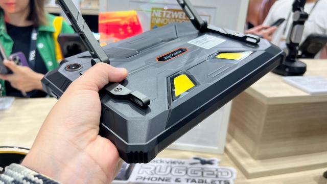 <b>IFA 2025: Tableta cu proiector şi baterie imensă - Blackview Active 12 Pro Hands On (Video)</b>Am căutat şi standurile mai puţin consacrate la IFA 2025, precum cel Blackview, unde am dat peste o tabletă cu proiector şi corp robust. Costă 500 de euro şi avem detalii şi impresii mai jos

