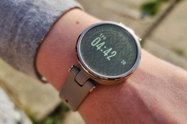 Prezentare Garmin LILY Classic: Accesoriul fashion și pe deasupra smart care se va asorta cu toate ținutele tale