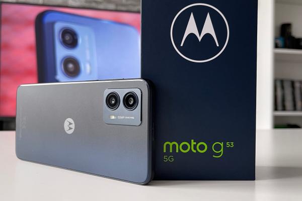 Motorola Moto G53 5G: Design arătos cu finisaj sidefat și mat pentru panoul spate, muchii plate