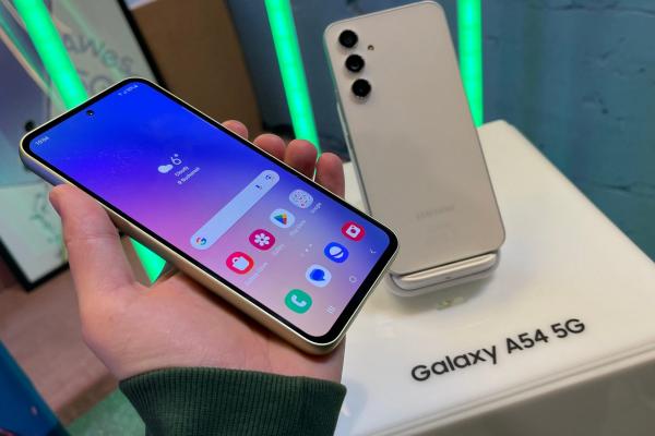 Samsung Galaxy A54 a debutat oficial în România, alături de A34 - telefoane mid-range pentru publicul tânăr, colorate și cu ofertă specială de lansare