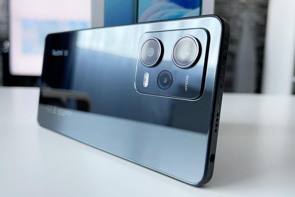 Redmi Note 12 Pro 5G: Design arătos, muchii plate și un spate oglindă în varianta Onyx Black