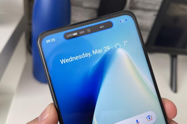 realme C55 Unboxing: este pilula de pe ecran doar un gimmick? (Video)