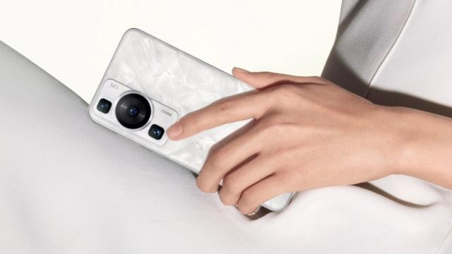 <b>Huawei P60 debutează oficial; Flagship cu display OLED generos, CPU Snapdragon 8+ Gen 1 4G, optică XMAGE</b>Huawei a anunțat astăzi seria de flagship-uri Huawei P60 în China. Alături de modelul Pro, a sosit și o variantă Vanilla sub acest lineup, după cum era de așteptat. La nivel estetic nu bifăm prea multe diferențe, însă există câteva deosebiri la nivel