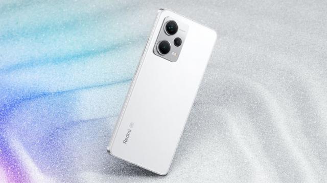 <b>Redmi Note 12 Pro+ 5G a debutat în România, aduce camera de 200 megapixeli în zona midrange</b>Cei de la Xiaomi au adus azi în România gama Redmi Note 12, care include 4 telefoane. E vorba despre Redmi Note 12 4G şi 5G, de Redmi Note 12 Pro, dar şi Redmi Note 12 Pro+ 5G. Acesta din urmă e cel mai bine dotat model şi împrumută cele mai multe