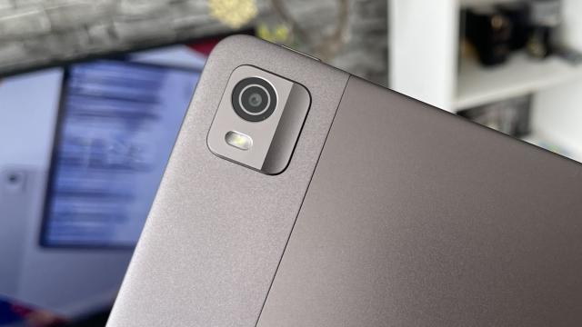 <b>Nokia T21: Camera e pregătită mai mult de apel video</b>Nokia T21 vine cu un pachet destul de modest de camere, aş zice mai degrabă strictul necesar: 8 megapixeli în faţă şi 8 megapixeli în spate, cu autofocalizare totuşi, ba chiar şi cu blitz LED şi filmare Full HD. Avem şi filtre, dar şi opţiuni că Beautify