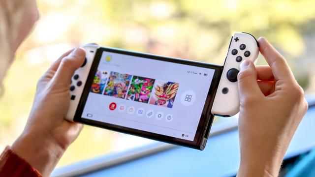 <b>Turul Magazinelor #1250: Electrocasnice de gătit pentru Paşte, Nintendo Switch cu cadou, televizor Sony OLED cu 900 lei mai ieftin</b>Începe ultima săptămână din martie, cu gândul la Paste şi la vacanţă, la mare şi 1 mai, deşi mai e până atunci. În episodul #1250 începem deja pregătirile pentru Paste cu o serie de electrocasnice pentru bucătărie, toate la ofertă şi de la mărci bune