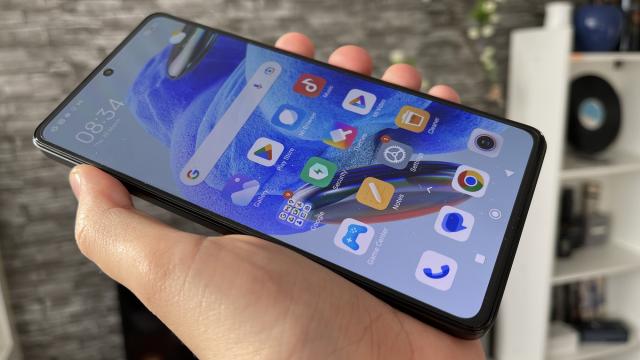 <b>Redmi Note 12 Pro 5G: Display mare, AMOLED și acum cu Dolby Vision, HDR+</b>Redmi Note 12 Pro 5G vine cu mici schimbări la ecran față de predecesor, principala diferență fiind muchiile o idee mai înguste, astfel că raportul corp ecran urcă la 86.7% de la 86% pe predecesor. Este un OLED de 6.67 inch, cu rezoluție FHD+ 