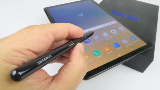 <b>Samsung Galaxy Tab S4 Unboxing: cea mai elegantă tabletă Android, curajoasă în exprimare şi cu stylus nou (Video)</b>Astăzi a venit momentul să scoatem din cutie tableta Samsung Galaxy Tab S4, cel mai proaspăt dispozitiv high-end din această zonă a tabletelor high-end. Produsul a debutat chiar pe data de 1 august și se livrează la pachet cu un stylus