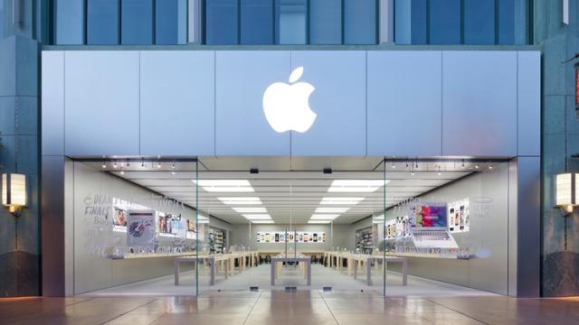 <b>Apple vine în România! Înființează o firmă pe plan local și următorul pas ar putea fi deschiderea unui Apple Store</b>Vestea zilei, ba chiar vestea lunii sau a anului pe plan local vine astăzi - zi în care aflăm că gigantul american Apple tocmai ce și-a înființat o firmă în România, fiind aparent vorba despre o companie de consultanță financiară care va fi condusă