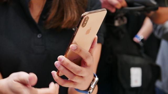 <b>Preț și disponibilitate iPhone XS Max în România</b>Cel mai mare iPhone din istoria Apple ajunge a fi listat cu aproximativ o săptămână înainte de lansarea oficială în regim de precomandă, telefon cu diagonală generoasă de 6.5 inch care se bucură și de o baterie pe măsură și de o cameră duală