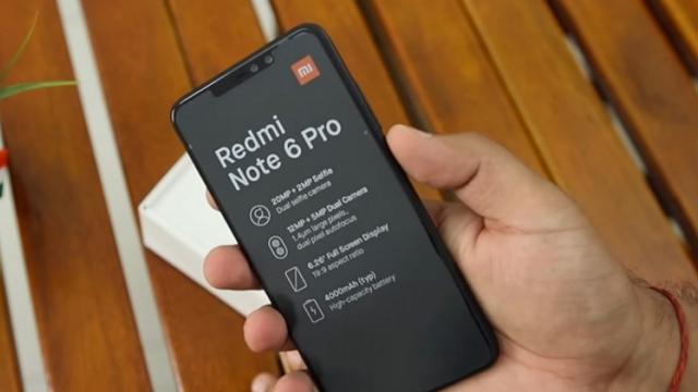 <b>Xiaomi Redmi Note 6 Pro primeşte un hands-on în faţa camerei şi un unboxing: 4 camere, CPU Snapdragon 660 (Video)</b>Printre terminalele pe care Xiaomi are în plan să le introducă pe piață în perioada următoare îl avem și pe Xiaomi Redmi Note 6 Pro, smartphone care deși încă nu a fost lansat, a bifat multe scăpări. Una dintre acestea o descoperim chiar azi