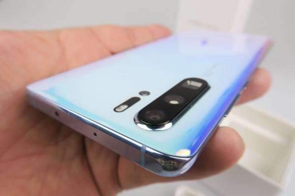 Huawei P30 Pro Unboxing: vedem accesoriile, cum stăm cu încărcarea wireless şi cititorul de amprente (Video)