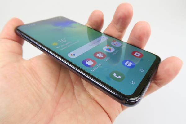 Samsung Galaxy S10e: Design mignon, perfect mulat pe palmă